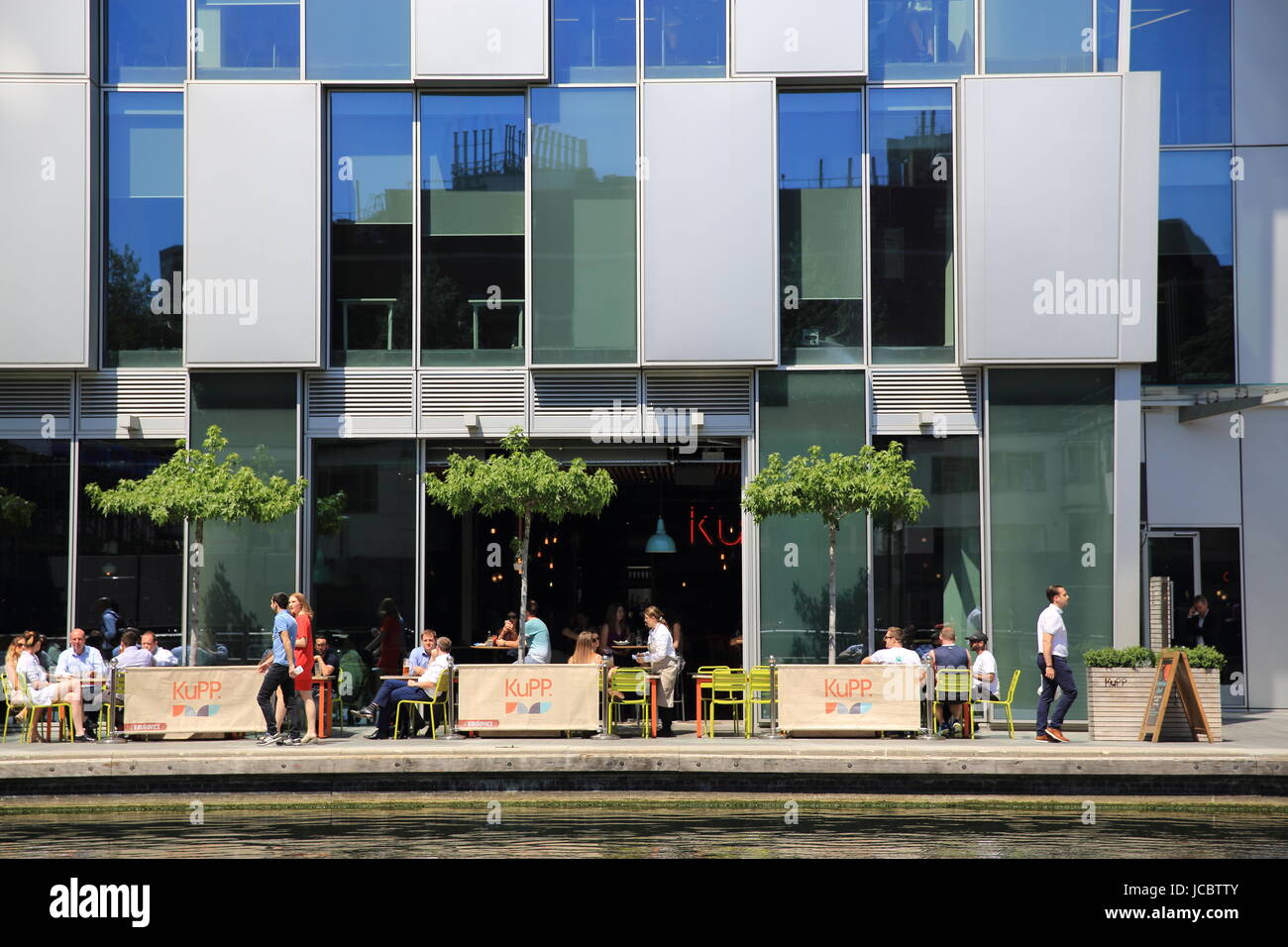 Mittags im Canalside KuPP Restaurant am Paddington Basin, in West London, UK Stockfoto