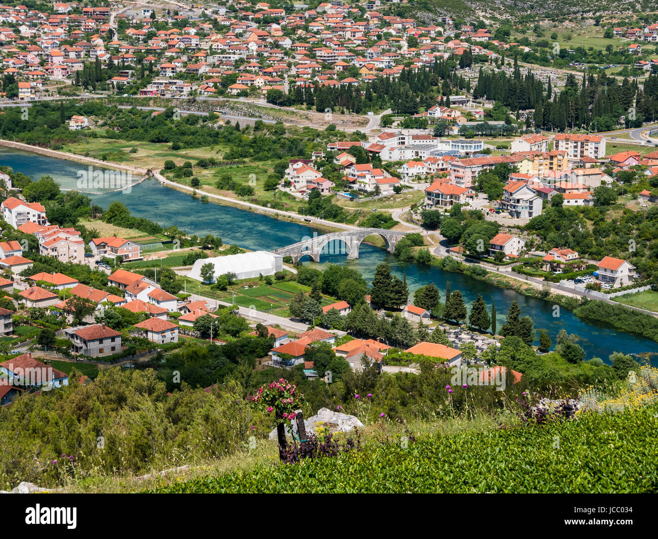 Trebinje, Bosnien und Herzegowina - 28. Mai 2017 - Ansicht von Trebinje in Bosnien und Herzegowina, von Crkvina Hügel, an einem sonnigen Tag. Stockfoto