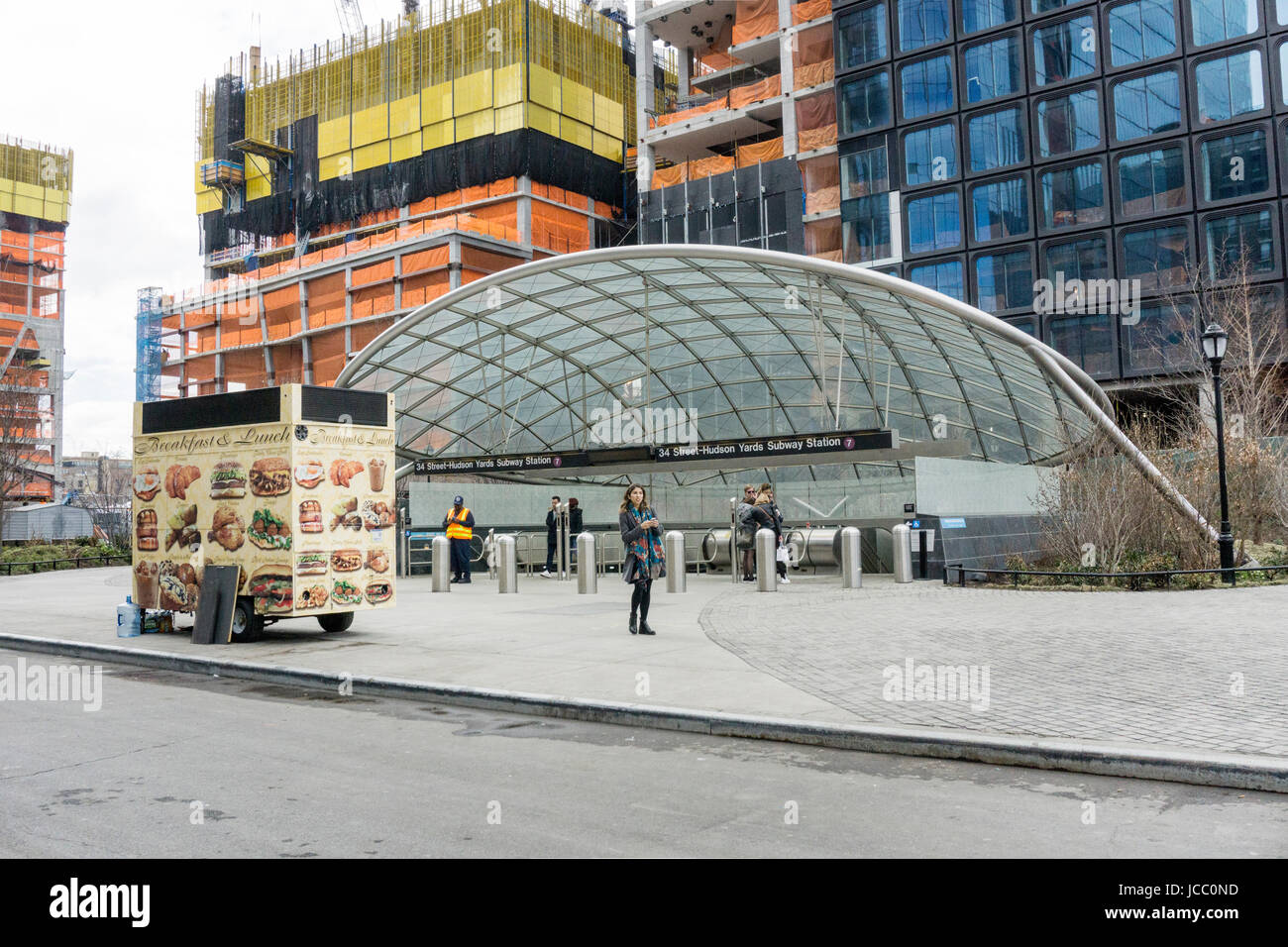 verglaste Toshiko Mori entworfen Baldachin schwebt über Rolltreppen am Übergang zur u-Bahn Eingang Halle neue u-Bahn-Station West Side Entwicklung dienen Stockfoto