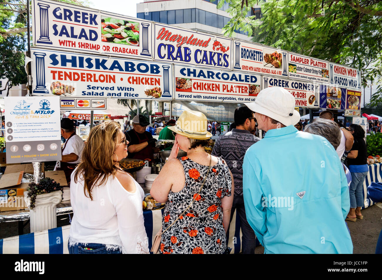 Florida Coral Gables, Miami, Carnaval Miami, Karneval, Straßenfest, lateinische Kulturfeier, Lebensmittelhändler, Griechisch, Shish Kabob, Salat, Mann Männer männlich, Frau f Stockfoto Florida Coral Gables, Miami, Carnaval Miami, Karneval, Straßenfest, lateinische Kulturfeier, Lebensmittelhändler, Griechisch, Shish Kabob, Salat, Mann Männer männlich, Frau f Stockfoto