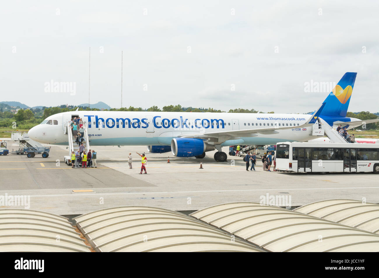 Thomas Cook Airbus A321 - Korfu International Airport - Passagiere Flugzeug aussteigen und zu Fuß zum shuttlebus Stockfoto