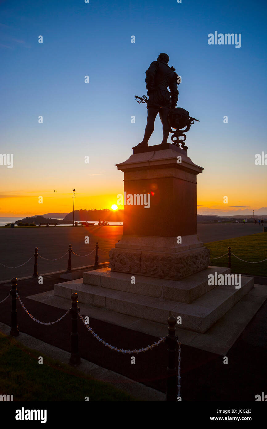 Statue von Sir Francis Drake auf die Hacke Silhouette mit goldenen Sonnenuntergang im Hintergrund, Plymouth, Devon, England, UK Stockfoto