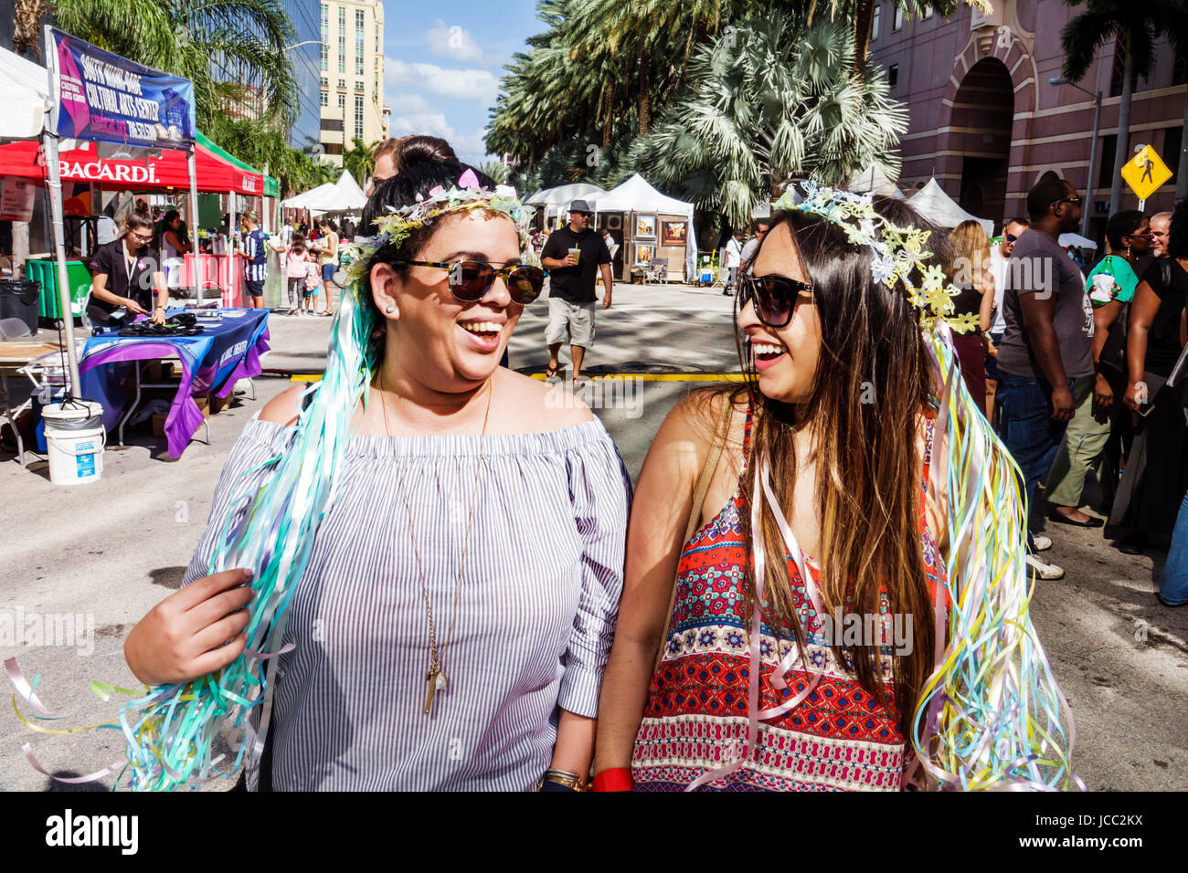 Florida Coral Gables, Miami, Carnaval Miami, Karneval, Straßenfest, lateinamerikanische Kulturfeier, weibliche Frauen, hispanische Freunde, Wandern, Bummeln, gi Stockfoto