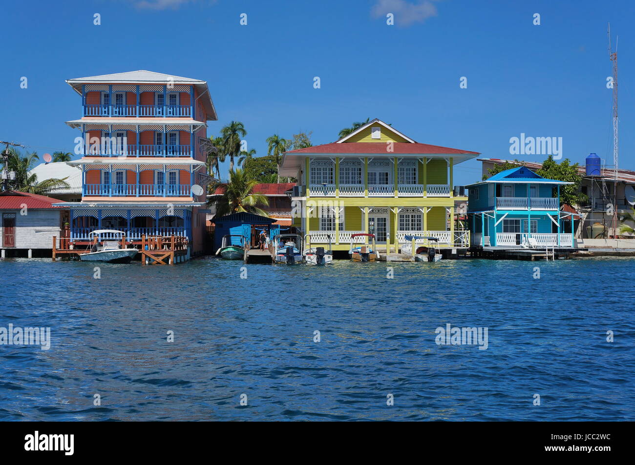 Bunte Uferpromenade kolonialen Häuser über dem Meer mit Booten am Dock, Doppelpunkt-Insel, Bocas del Toro, karibische Küste von Panama, Mittelamerika Stockfoto