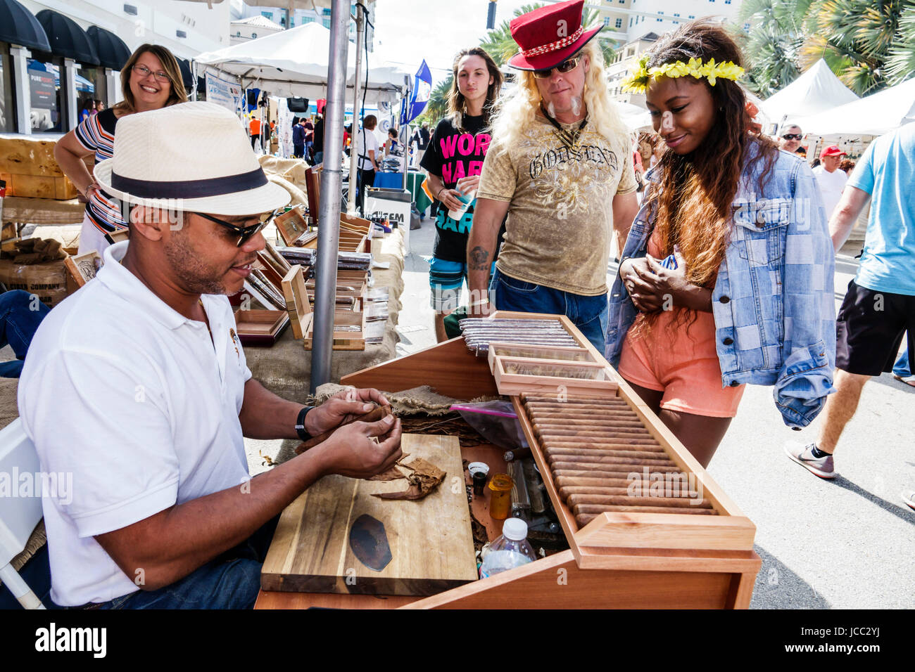 Florida Coral Gables, Miami, Carnaval Miami, Karneval, Straßenfest, lateinamerikanische Kulturfeier, hispanische schwarzafrikanische Afrikaner, Mann Männer männlich, Frau femal Stockfoto