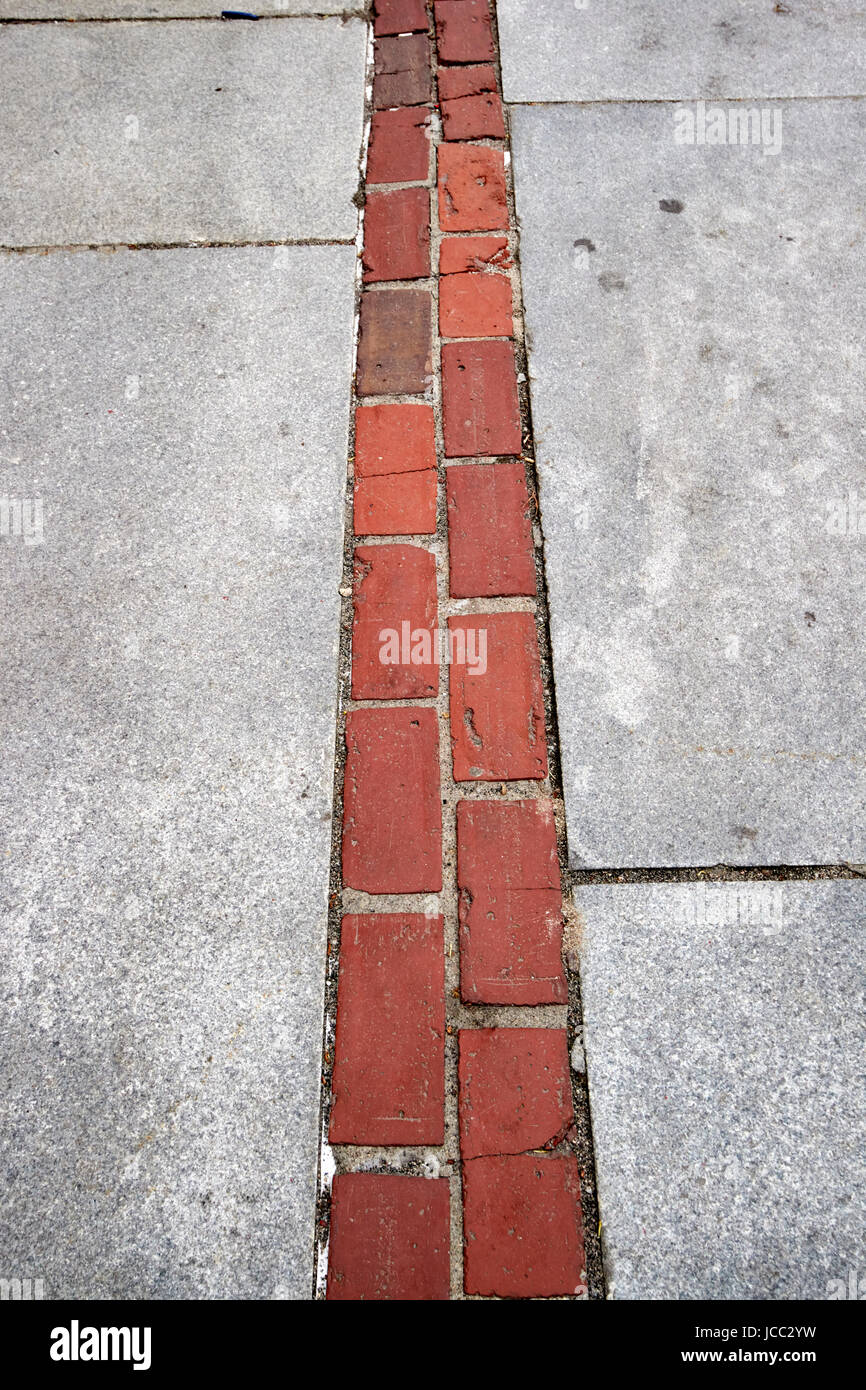 aus rotem Backstein Freiheit Trail Marker im Pflaster Boston USA Stockfoto