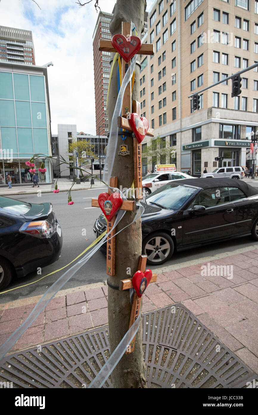 Gedenkstätten für den Boston-Marathon Bombardierung Opfer bei einer der Explosionen Boston USA Stockfoto