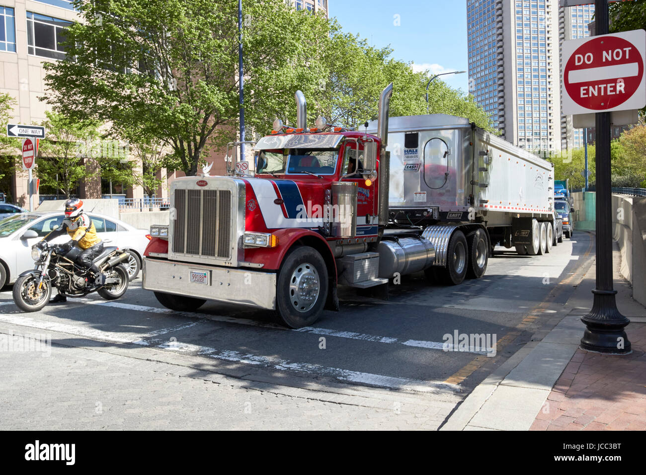 Peterbilt Semi Truck Cargo durch die Innenstadt von Boston USA schleppen Stockfoto