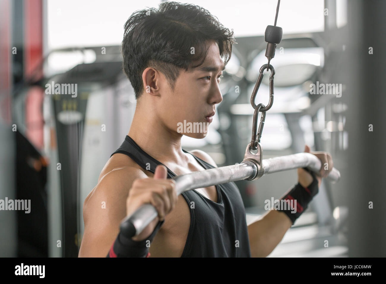 Porträt des jungen Mannes im Fitnessstudio trainieren Stockfoto