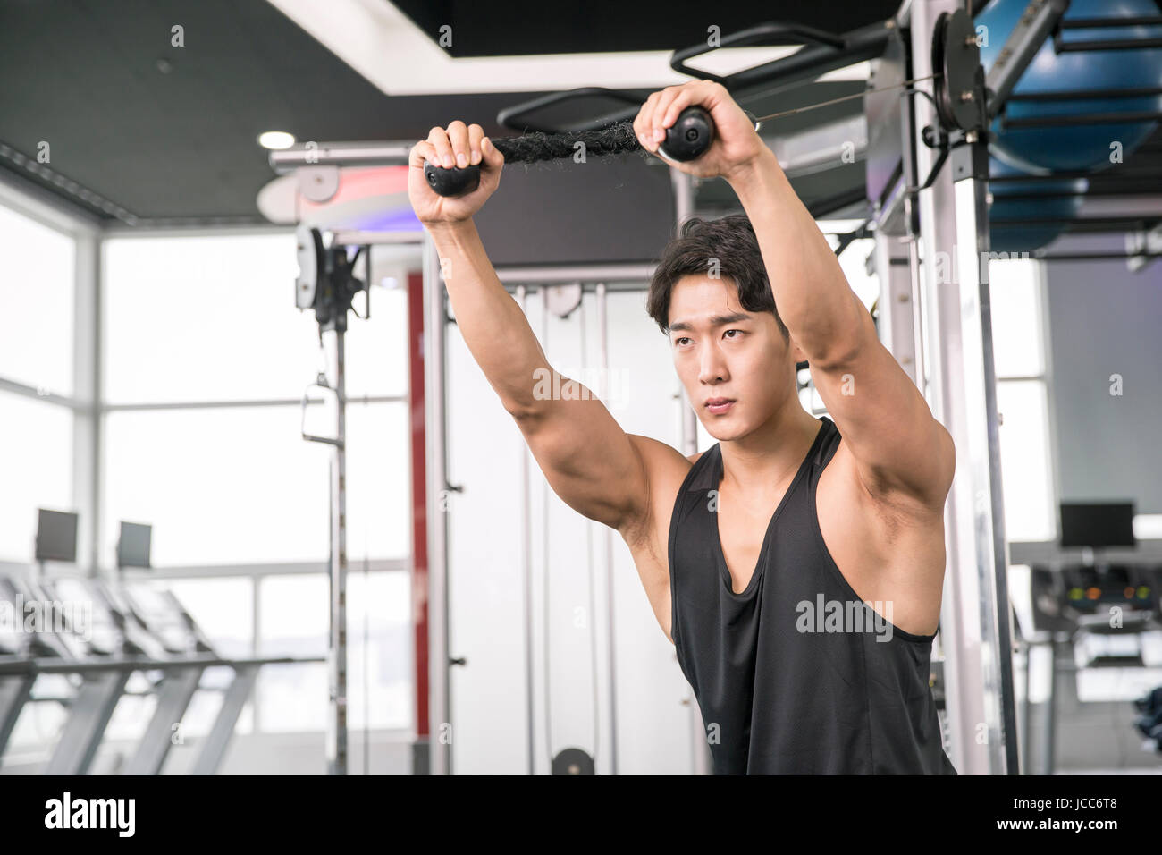 Junger Mann im Fitnesscenter trainieren Stockfoto