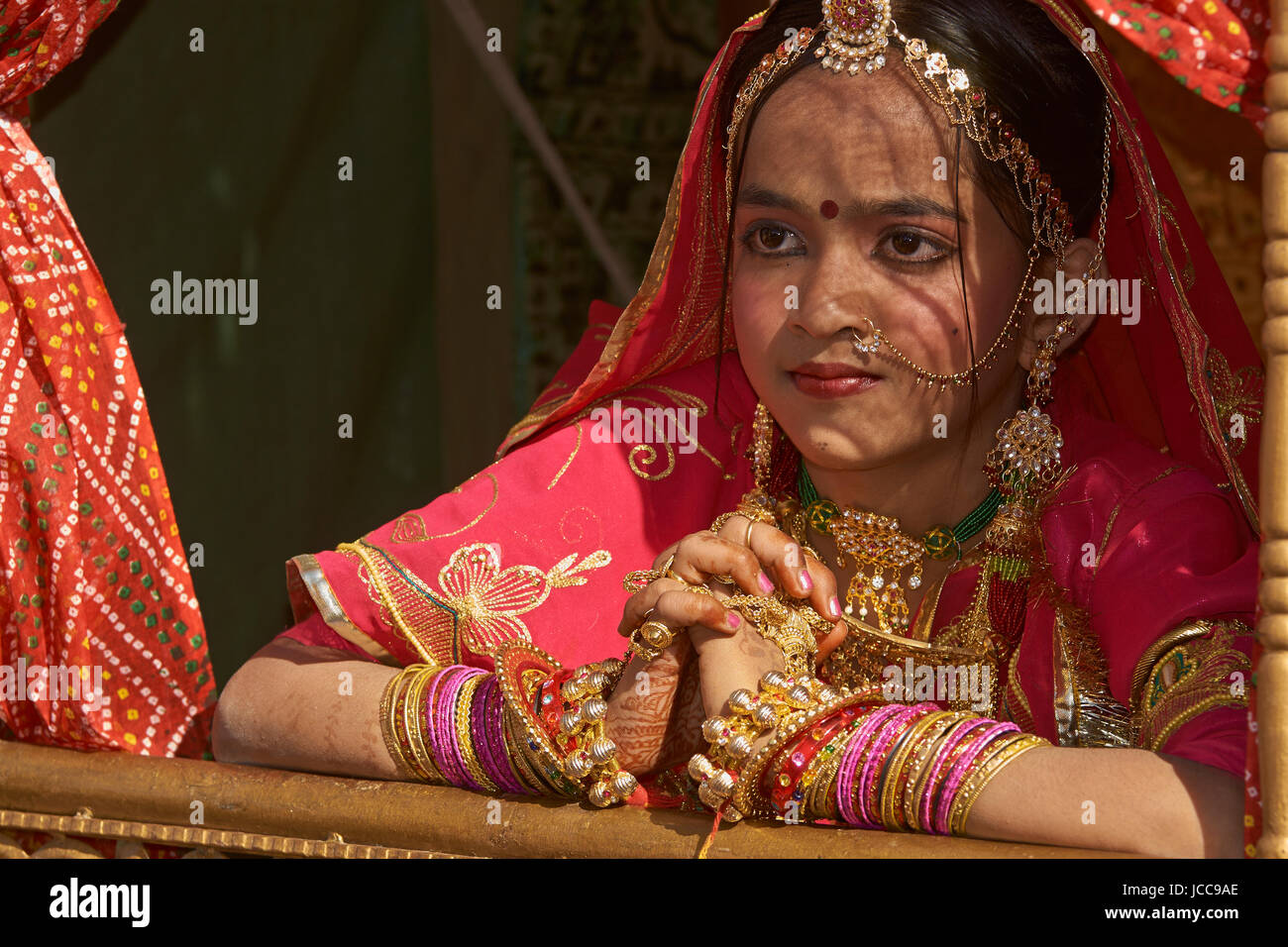 Junges Mädchen in Tracht auf dem jährlichen Wüste Festival in Jaisalmer, Rajasthan, Indien. Stockfoto