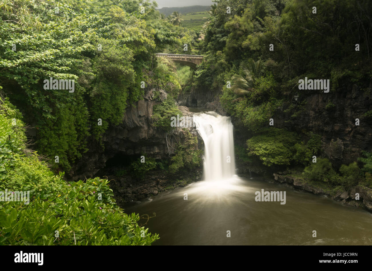 Wasserfall unter Straßenbrücke bei sieben heiligen Pools Maui Stockfoto