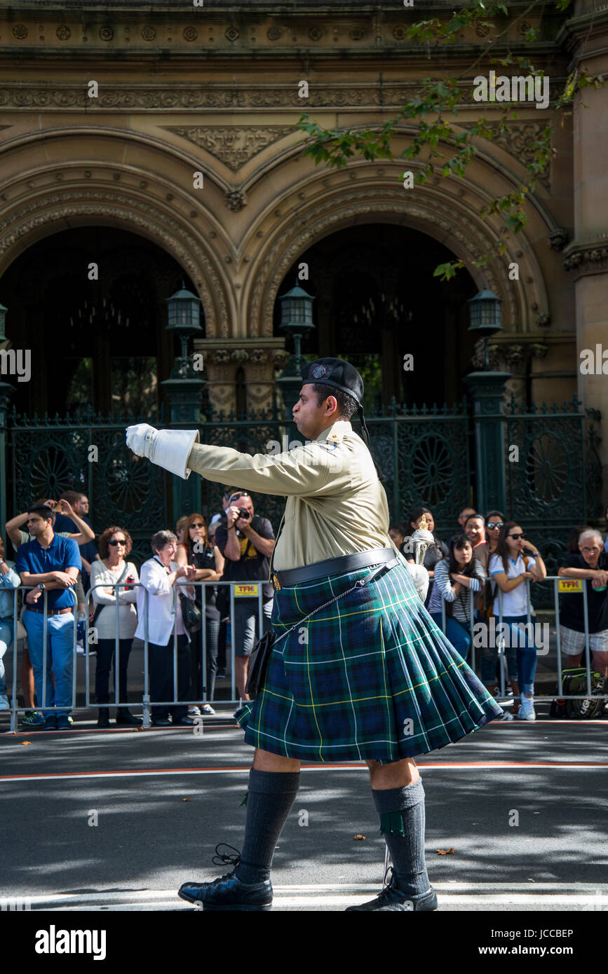 Aborigines Mann im Kilt marschieren in Anzac Day Parade, Sydney, Australien Stockfoto
