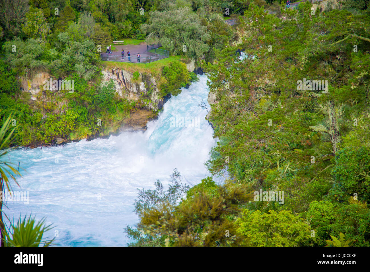 Leistungsstarke Huka Falls auf dem Waikato River in der Nähe von Taupo Nordinsel Neuseeland. Stockfoto