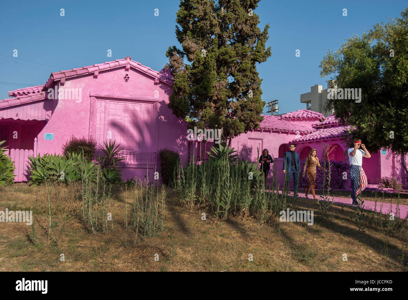 Personen an Nachbarschaft Häuser gemaltes leuchtend rosa im Rahmen eines Kunstprojekts in Los Angeles, CA. kuratiert von vergänglichen Kunst. Stockfoto