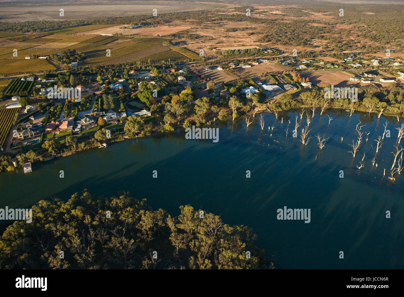 Eine Antenne Veiw des Murray River bei Gol Gol, eine Kleinstadt an der NSW-Seite des Flusses in der Nähe von Mildura. Weinberge und Obstgärten machen Weg für resid Stockfoto