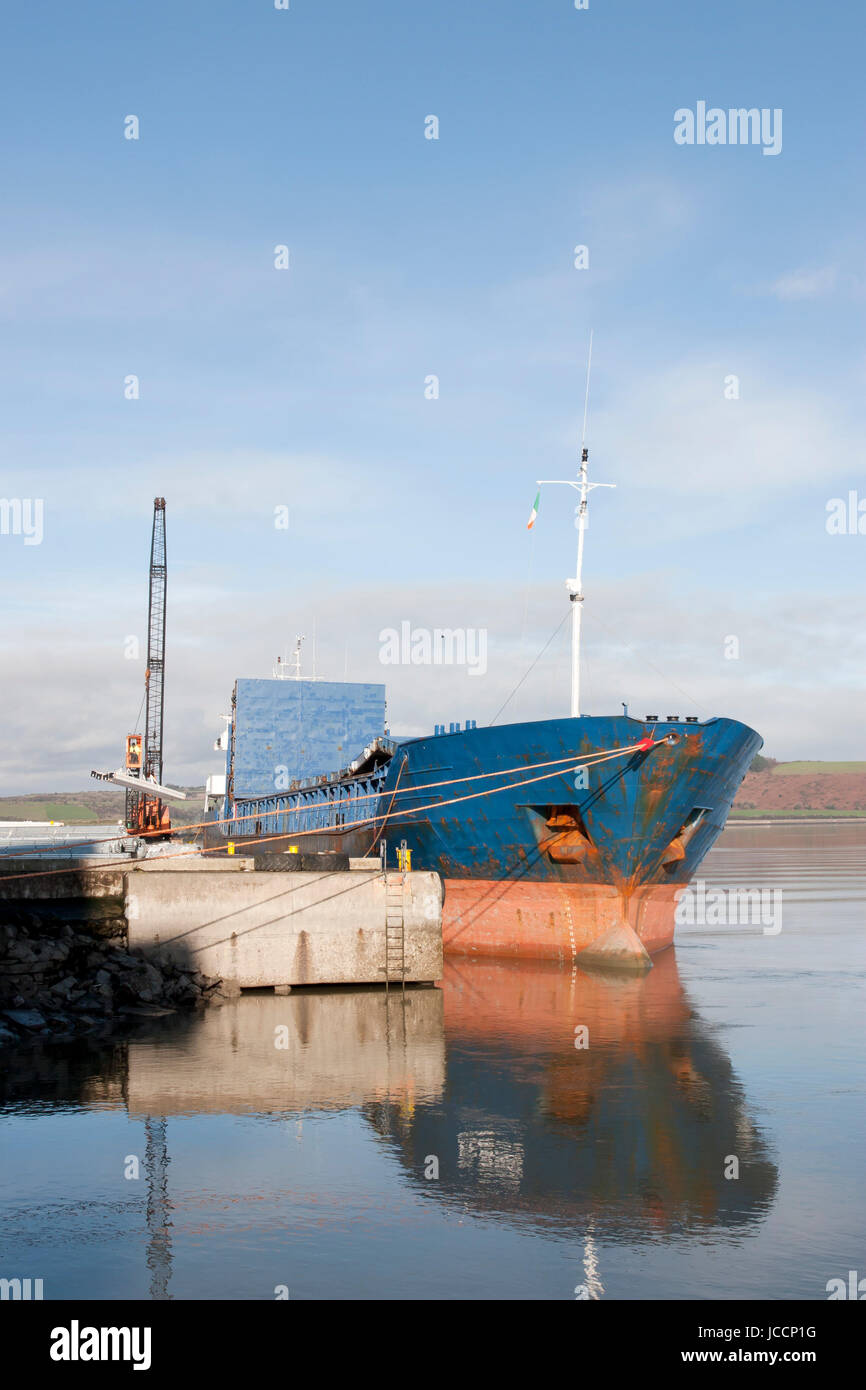 großes Schiff geladen mit Stahl per Kran in Youghal Pier County Cork, Irland Stockfoto