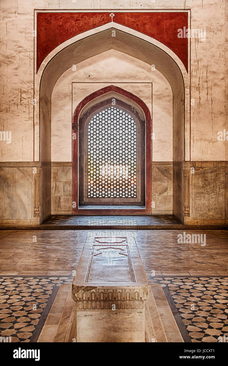 DELHI, Indien - 20. November 2016: Das Innere des Humayun Grab in Delhi, Indien ist reich mit Intarsien Stein verziert. Das Gebäude ist eine UNESCO-Welt Stockfoto