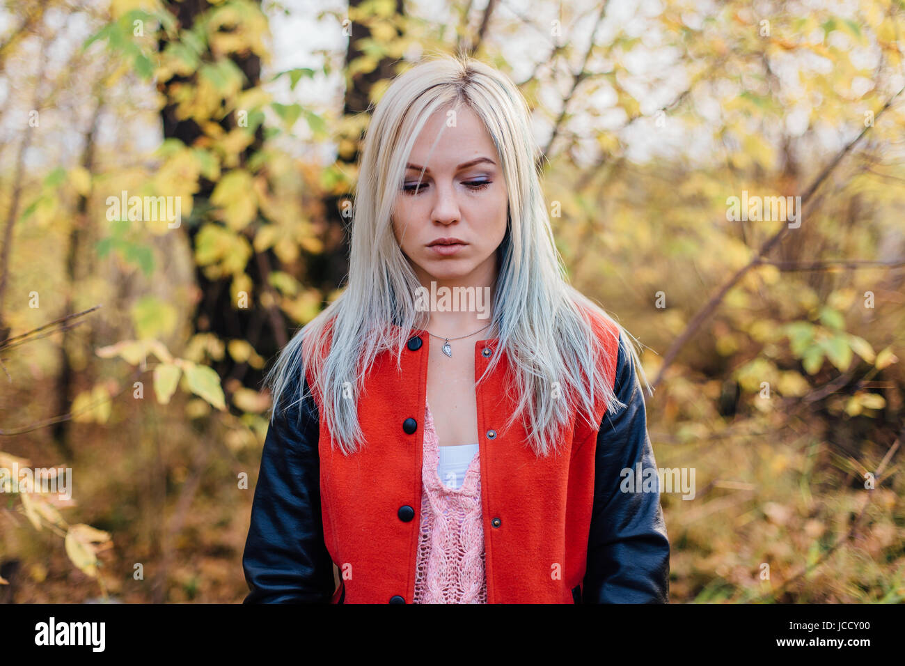 Porträt einer schönen Yung Frau im herbstlichen Wald. Stockfoto