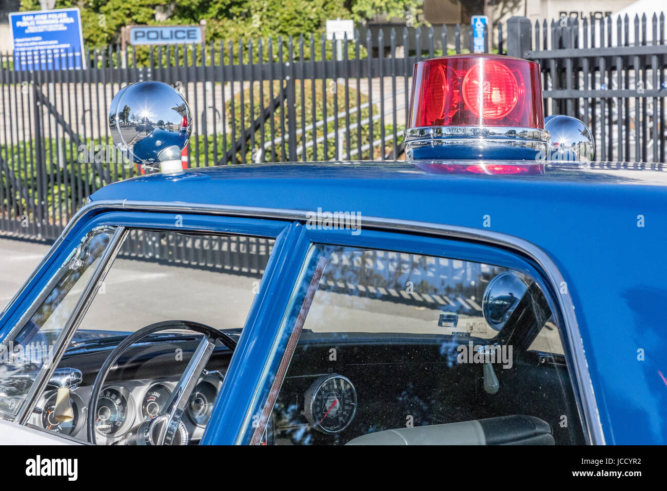 Feuerwehrmann Faltung amerikanische Flagge Stockfoto