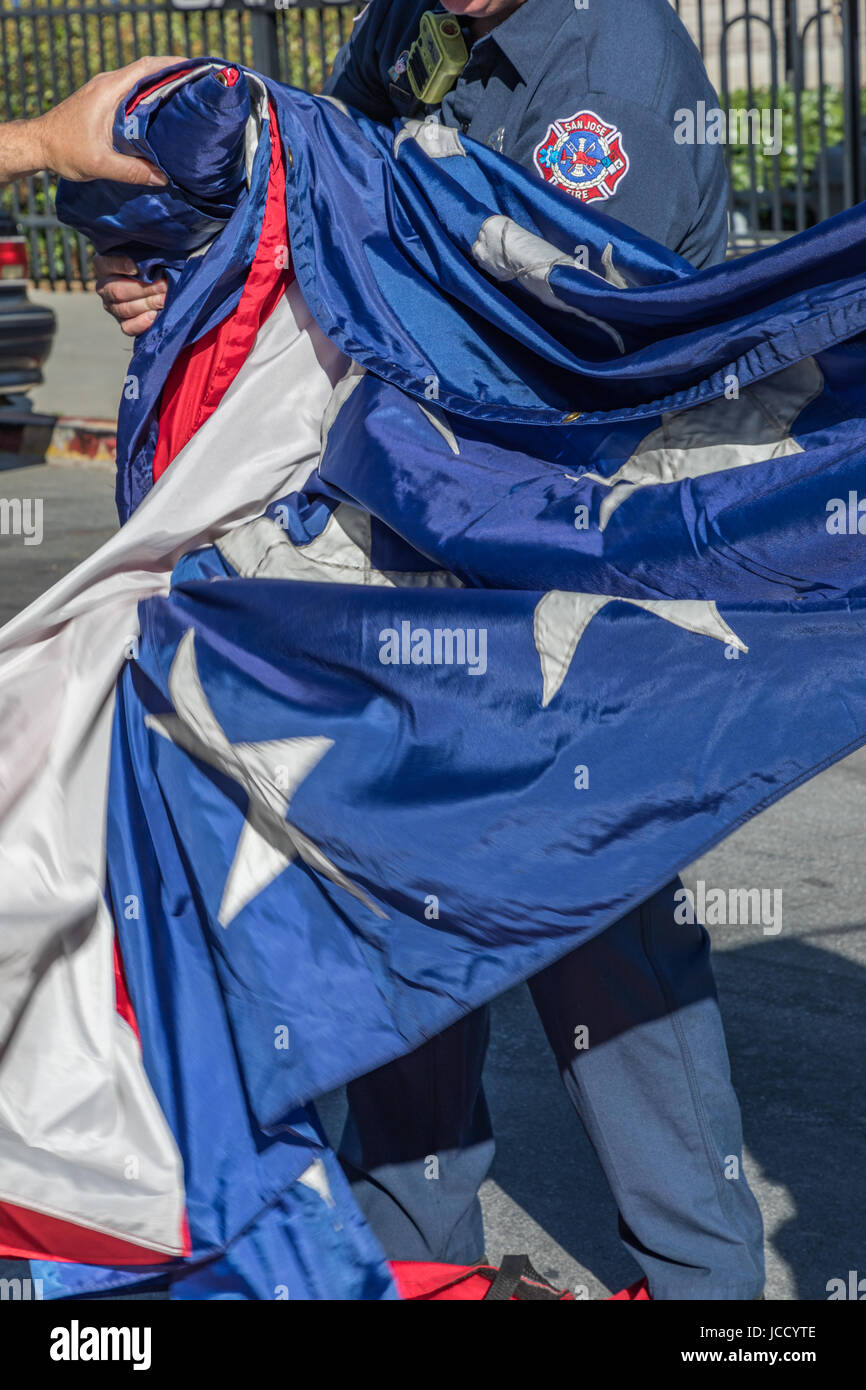 Feuerwehrmann Faltung amerikanische Flagge Stockfoto