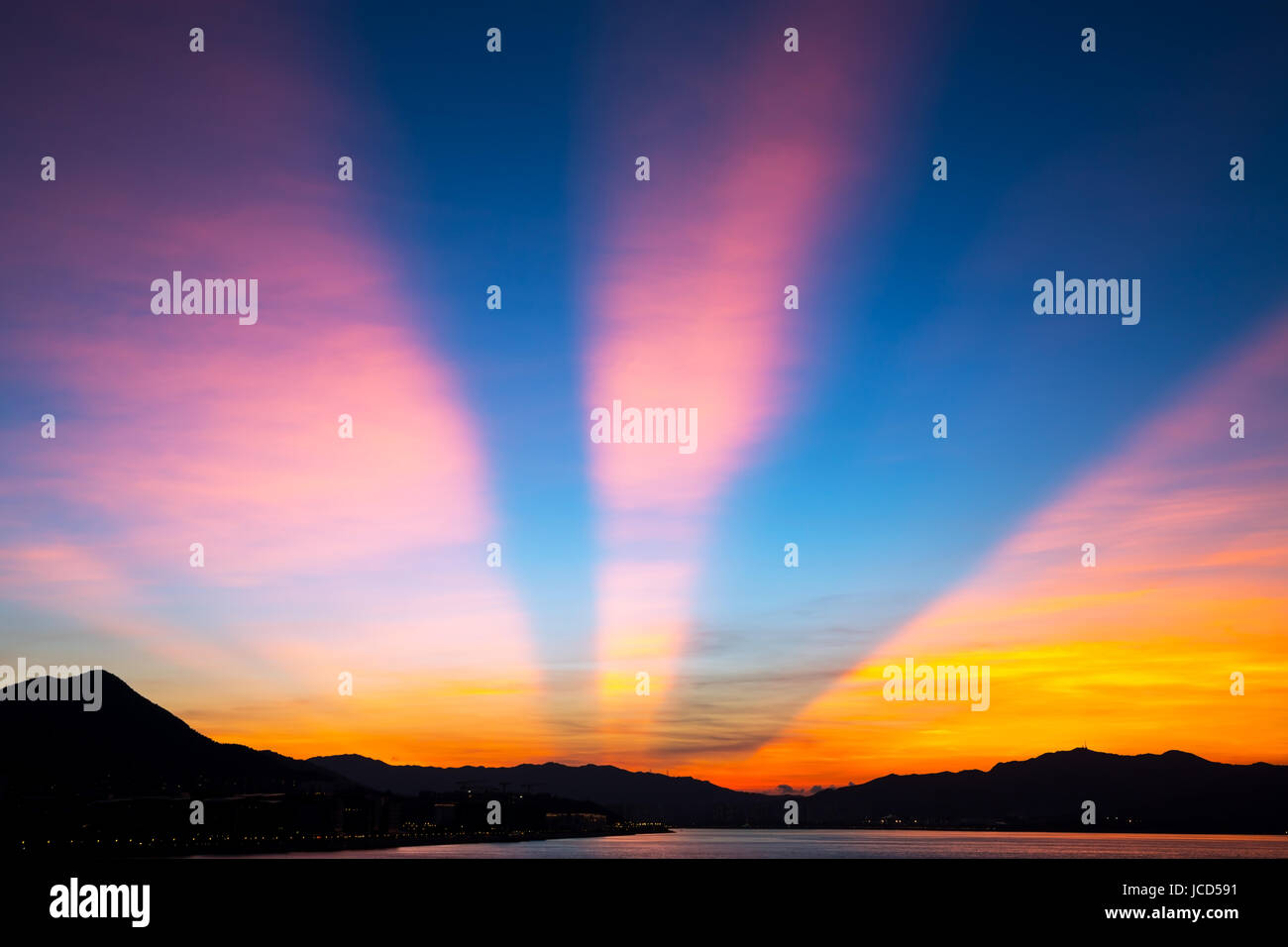 Anticrepuscular Bogen im Sonnenuntergang Stockfoto