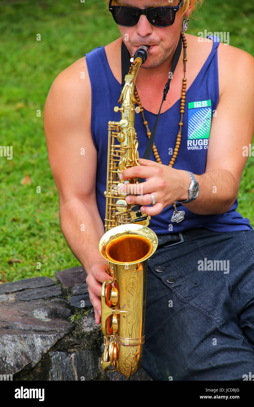 Lokale Mann spielt Saxophon in Colonia del Sacramento, Uruguay. Es ist eine der ältesten Städte in Uruguay Stockfoto