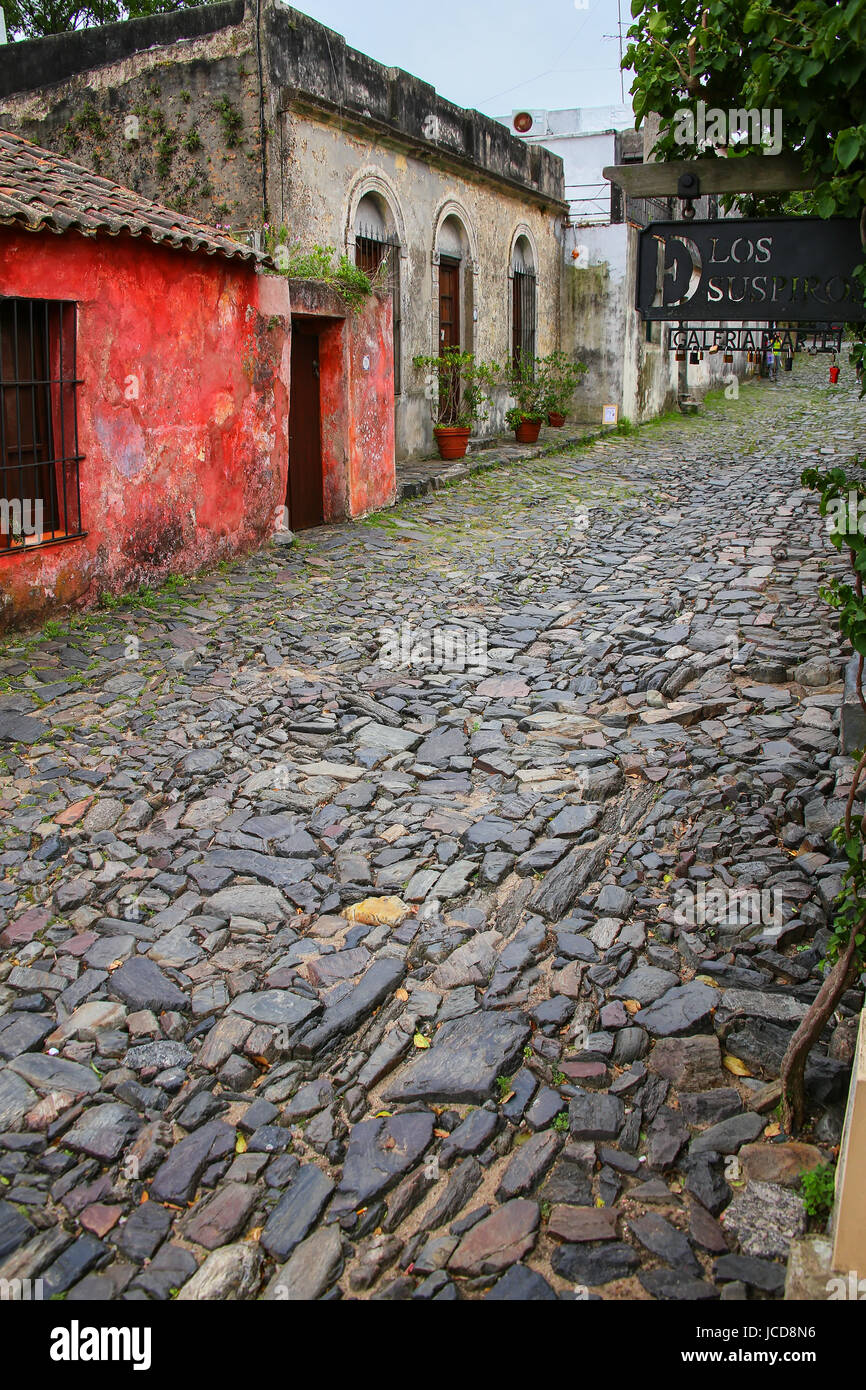 Calle de Los Suspiros (Straße der seufzt) in Colonia del Sacramento, Uruguay. Es ist eine der ältesten Städte in Uruguay Stockfoto