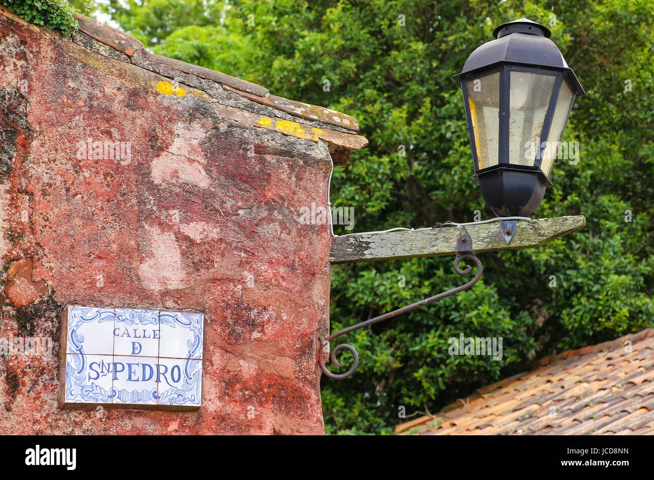 Straßenschild und Lampe in Colonia del Sacramento, Uruguay. Es ist eine der ältesten Städte in Uruguay Stockfoto
