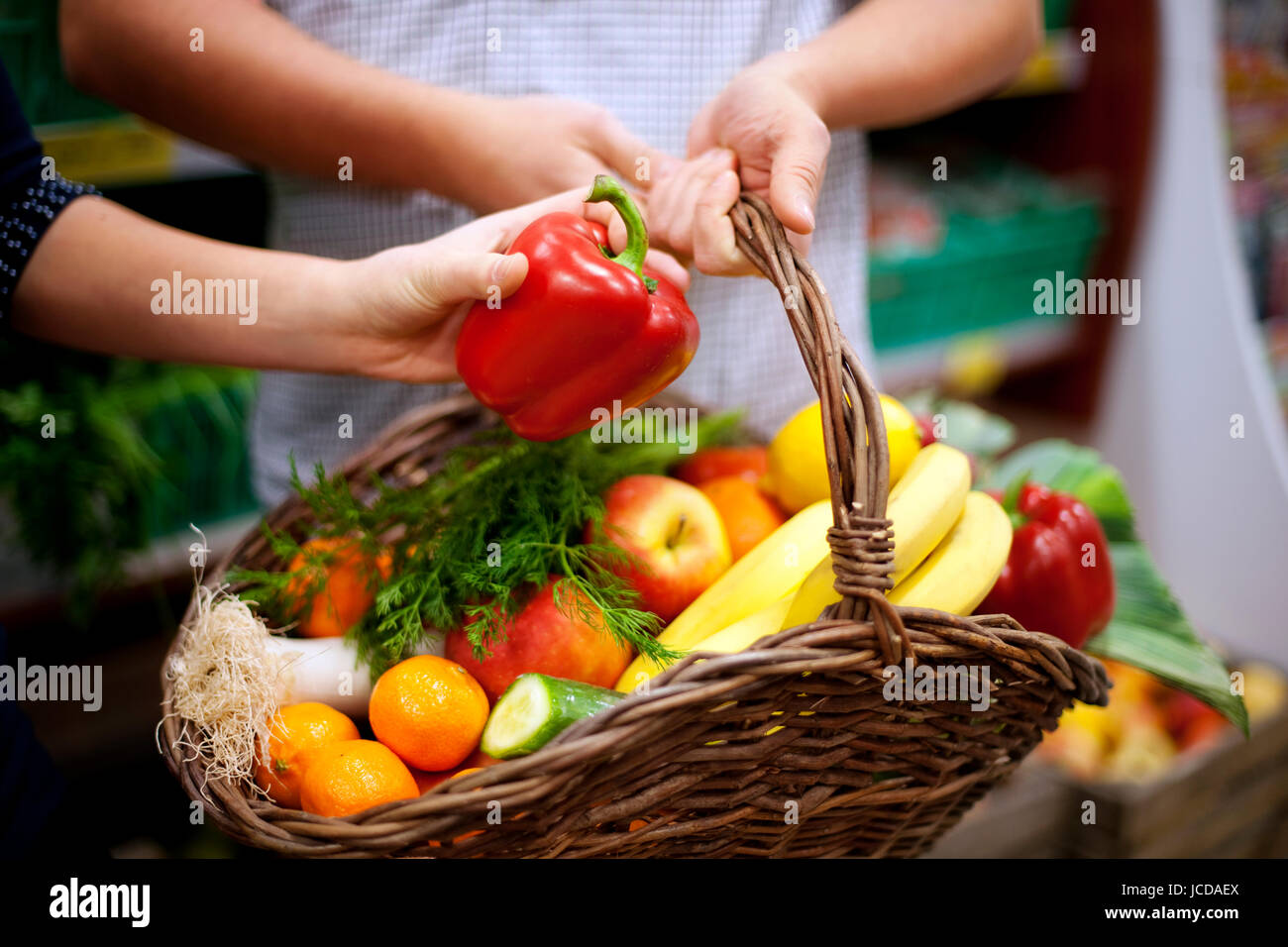 Korb gefüllt gesunde Ernährung Stockfoto