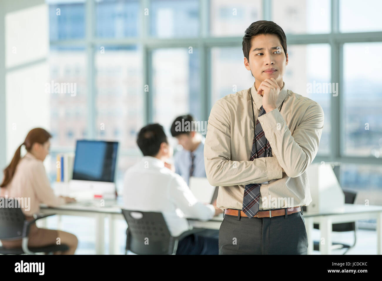 Junger Geschäftsmann besorgt stehen im Büro Stockfoto