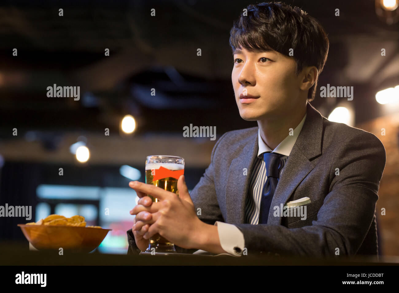 Porträt des einzelnen Menschen trinken allein Stockfoto