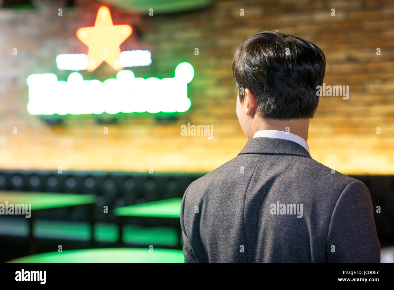 Rückseite Porträt des einzelnen Menschen in Bar Stockfoto
