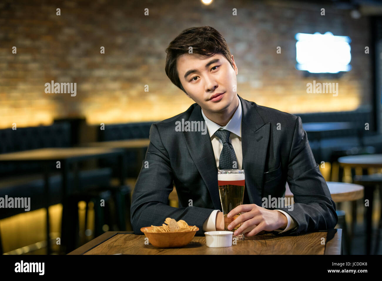Porträt des einzelnen Menschen müde am bar Stockfoto