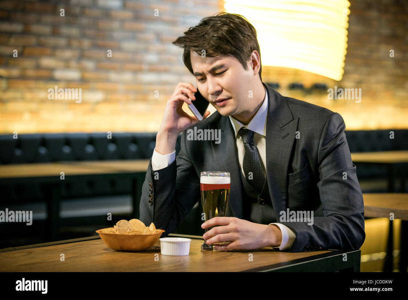 Porträt stressigen einziger Mann in Bar Stockfoto