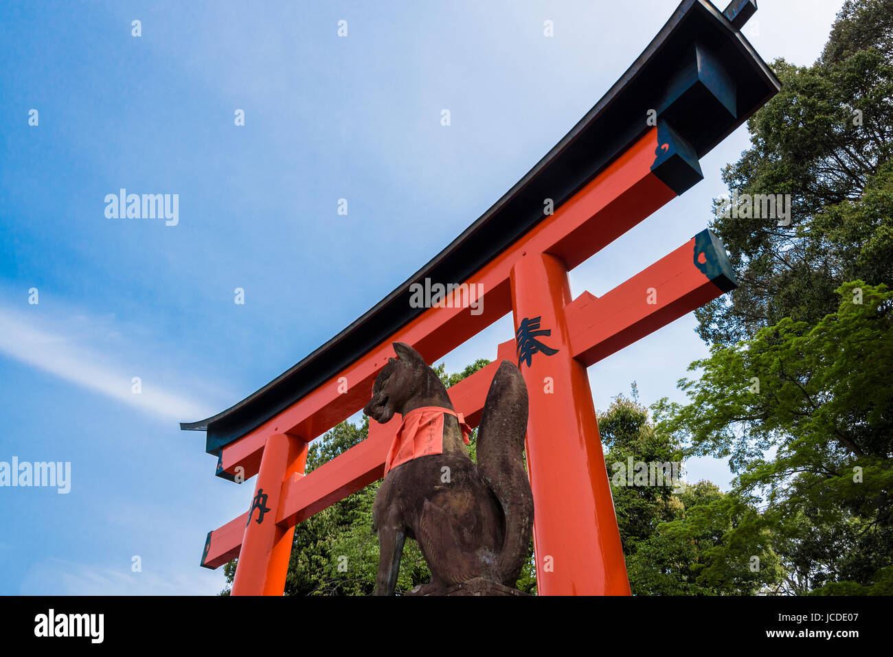 Fushimi Inari-Taisha Schrein, Torii-Tor und Fox-Statue. Stockfoto