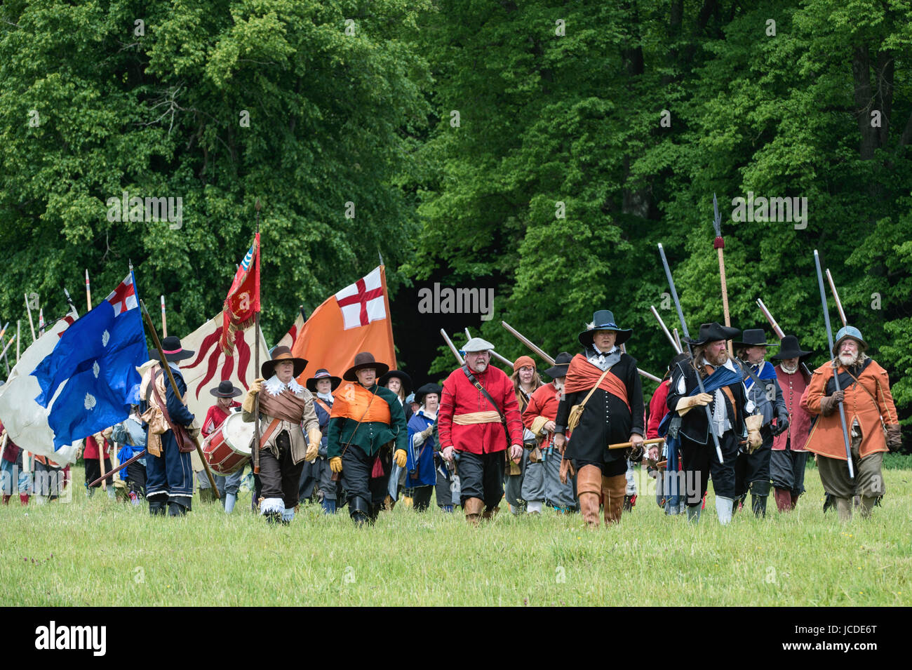 Royalistische Armee / Cavaliers marschieren in die Schlacht bei einem Sealed Knot englischen Civil War Reenactment Event. Charlton Park, Malmesbury, Wiltshire, UK. Stockfoto