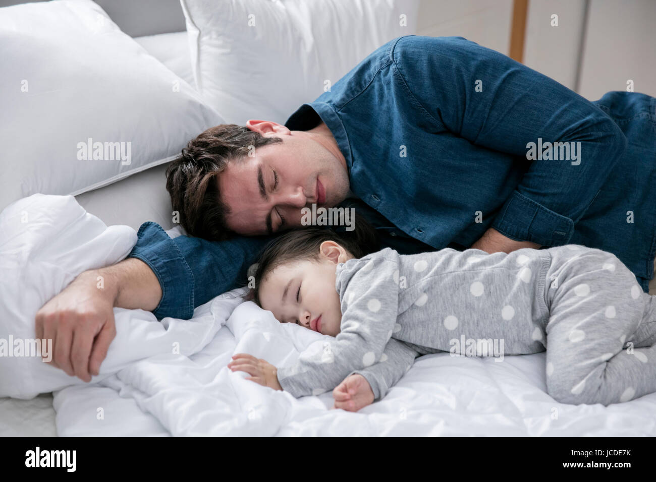 Vater und Tochter in multikulturellen Familie schlafen Stockfoto