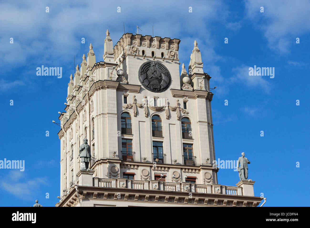 Turm im Stil von Stalins Reich auf dem Bahnhofsplatz in Minsk, Weißrussland. Stockfoto