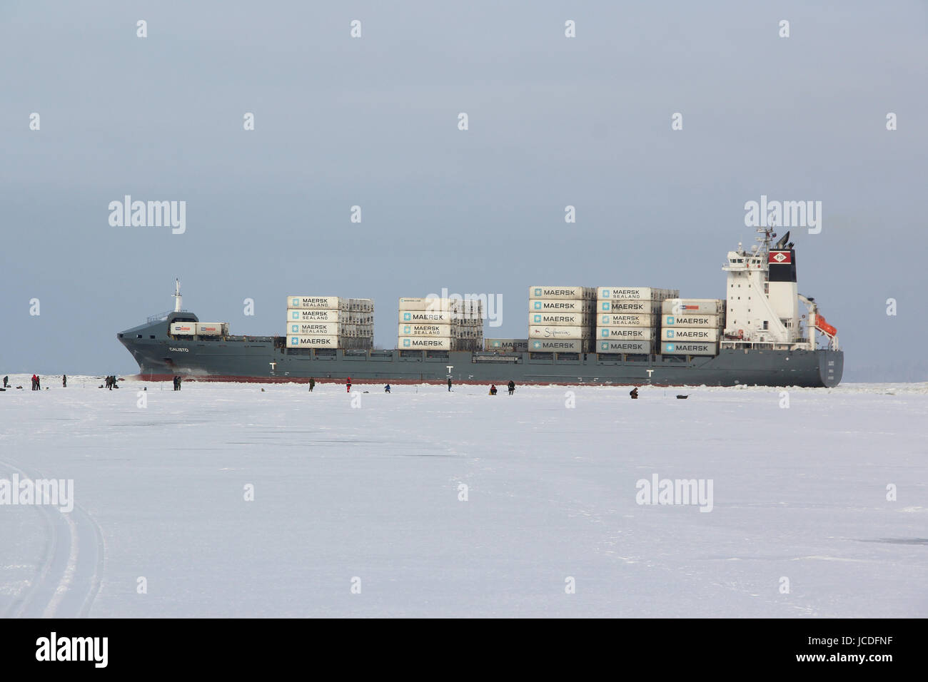 Handelsschiff "Calisto" ist vollgepackt mit Container "MAERSK Sealand" durch das Eis an den Ziel-Port, neben dem Hafen. Winterschnee. Stockfoto