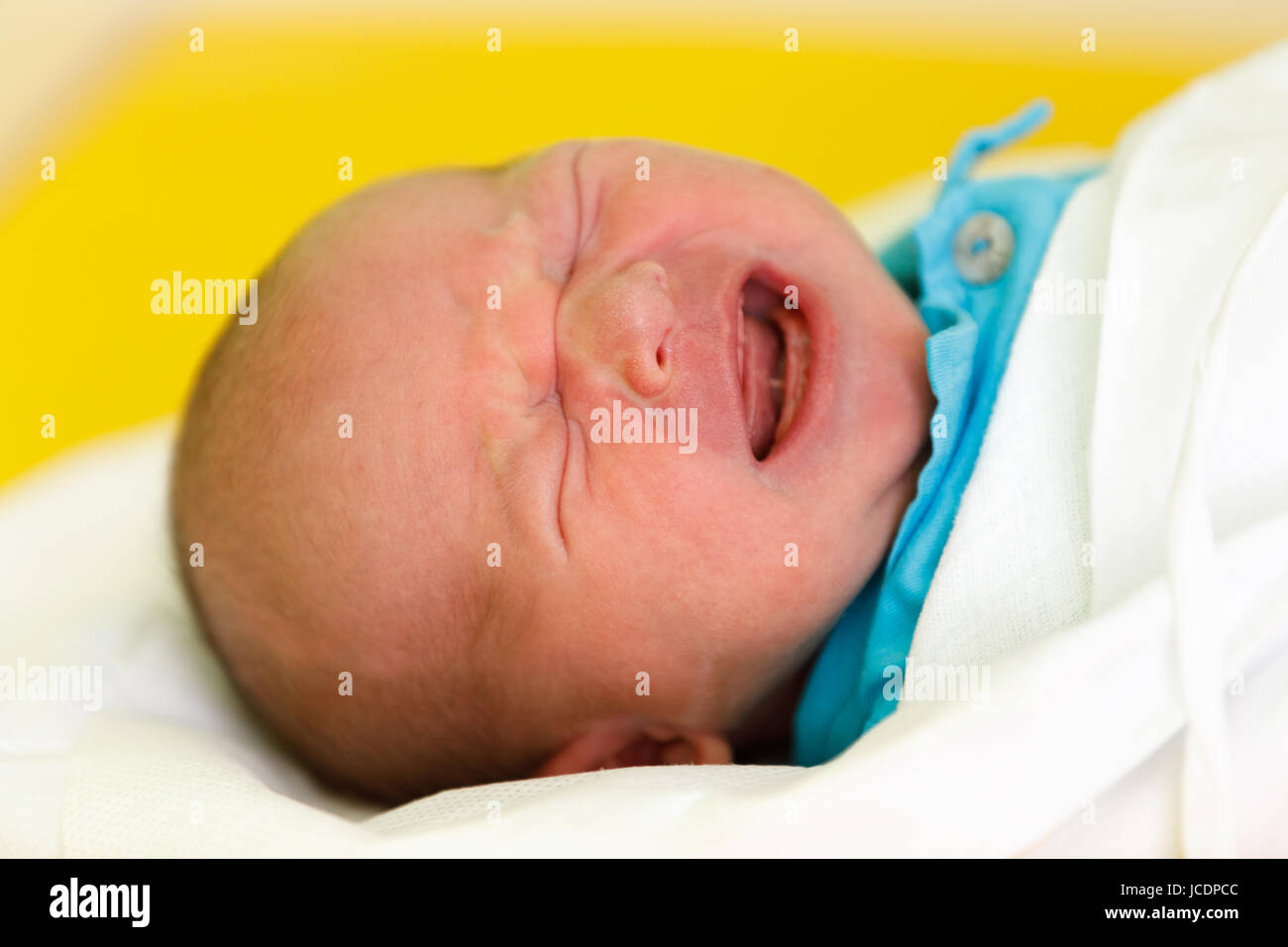 Neugeborenes Kind im Krankenhaus, die ersten Stunden des neuen Lebens, einen Tag nach der Geburt zu weinen Stockfoto