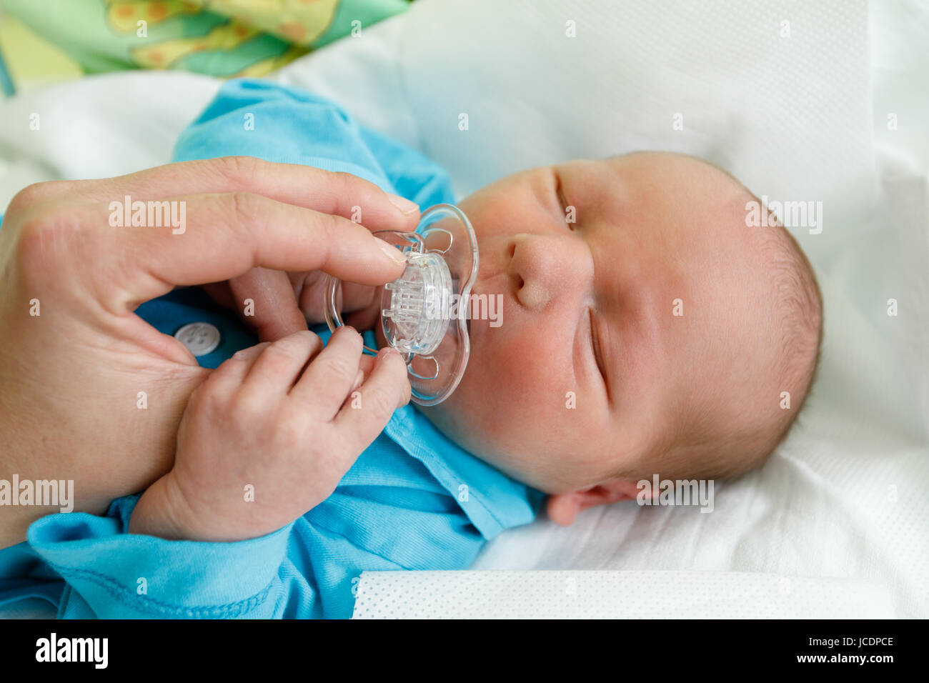 Neugeborenes Kind im Krankenhaus, die ersten Stunden des neuen Lebens, einen Tag nach der Geburt Stockfoto