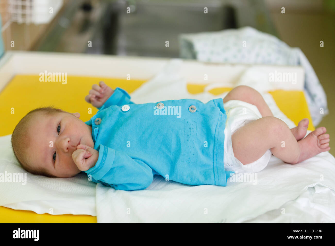 Neugeborenes Kind im Krankenhaus, die ersten Stunden des neuen Lebens, einen Tag nach der Geburt Stockfoto