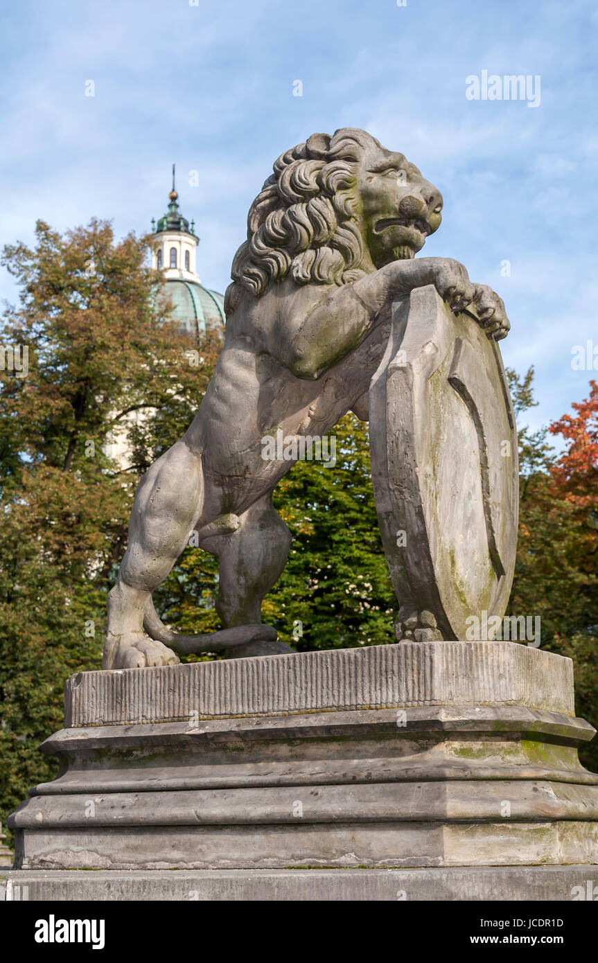 Steigender Löwe im Mausoleum von Aleksandra und Stanisław Kostka Potocki in Wilanow, Warschau. Stockfoto