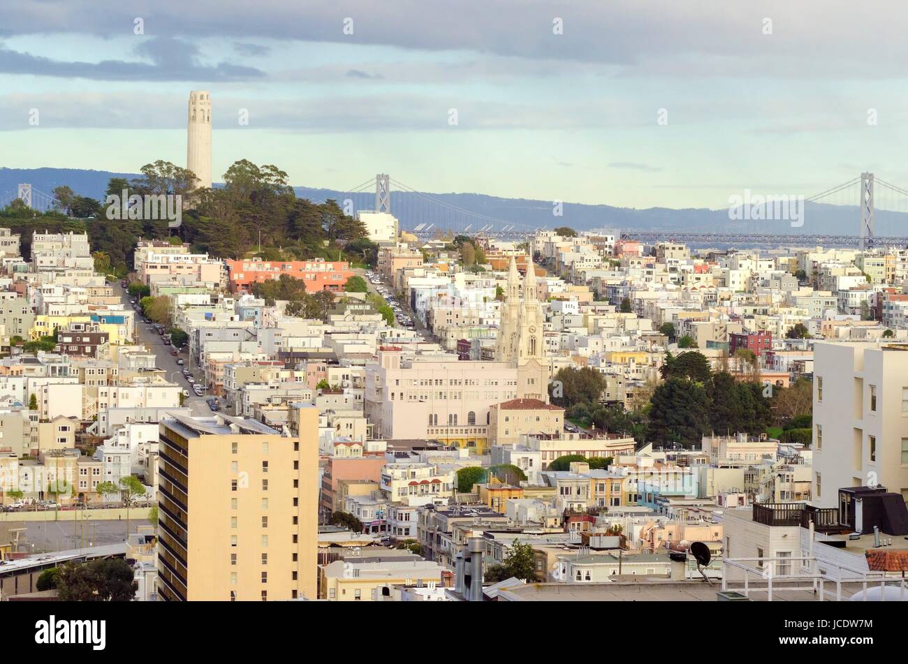 Coit Tower, aka der Lillian Coit Memorial Tower auf dem Telegraph Hill Viertel von San Francisco, California, Vereinigte Staaten von Amerika. Ein Blick auf die Flutted weißen Turm von Lombard Street. Stockfoto