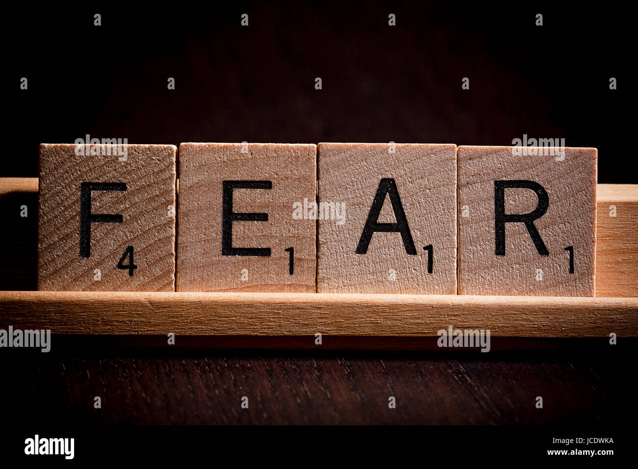 das Wort Angst durch hölzerne Scrabble Buchstaben geschrieben Stockfoto