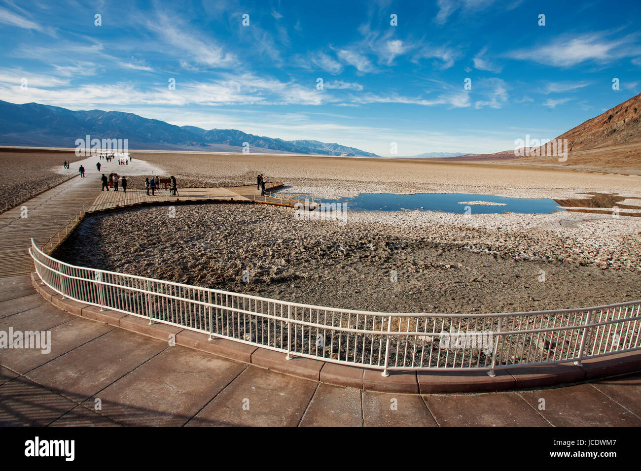 Daeth Tal, Badwater Basin Besucher Promenade zu den salt flats Stockfoto