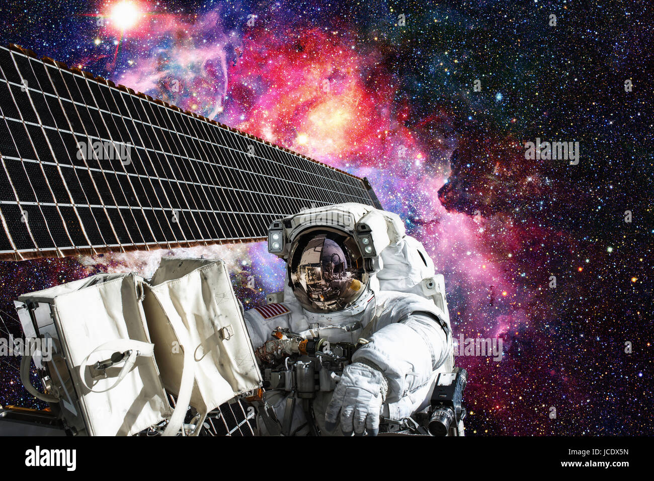 Kosmonaut arbeitet außerhalb der internationalen Raumstation ISS. Elemente des Bildes von der NASA eingerichtet. Stockfoto