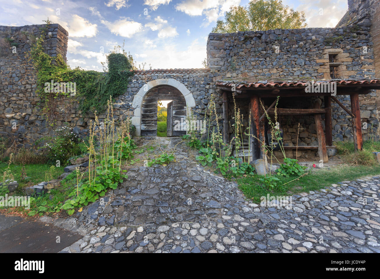 Frankreich, Haute-Loire (43), Saint-Arcons-d ' Allier, Porte de l'enceinte du Château Qui Fait Partie de l'Hôtel des Deux Abbesses / / Frankreich, Haute-Loire, Stockfoto