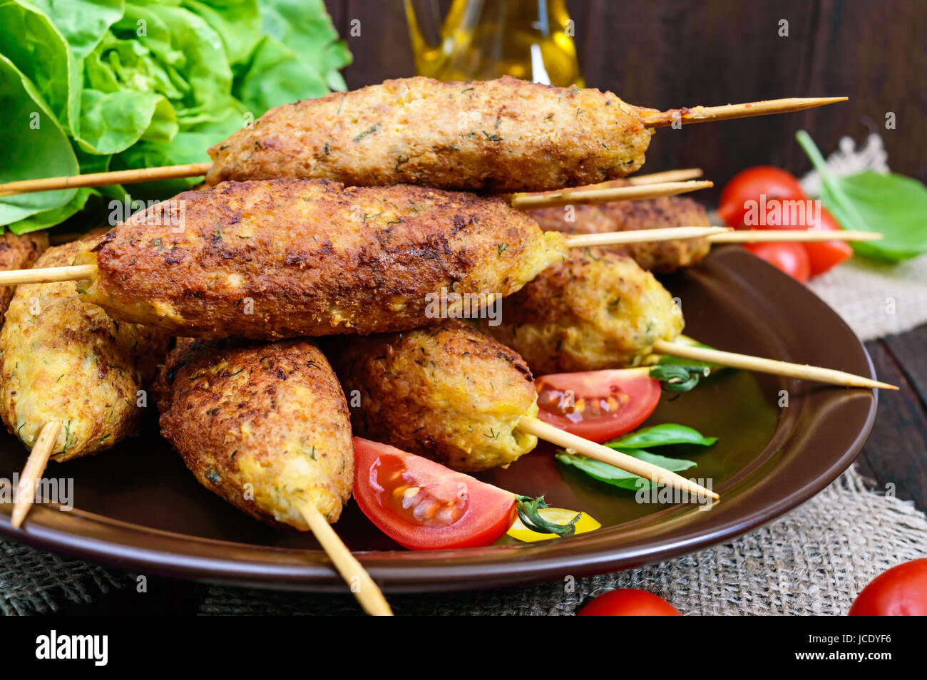Lula-Kebab ist ein Fleischgericht, traditionelle für den Kaukasus, in Zentralasien und der Türkei. Hackfleisch / Faschiertes am Spieß aufgereiht und gebraten. Servieren Sie auf eine Platte mit l Stockfoto